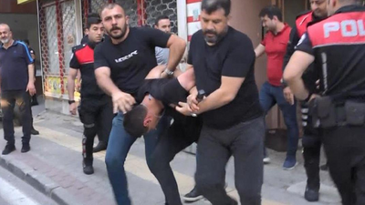Babasına bıçakla saldıran genci polis etkisiz hale getirdi