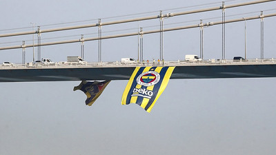 Fenerbahçe Beko bayrağı köprüye asıldı 