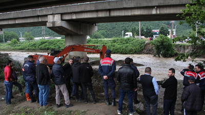 İş makinesinin operatörü sel sularına kapılıp kayboldu