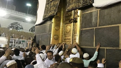 Kabe'ye 'dokunmak' yasaklandı