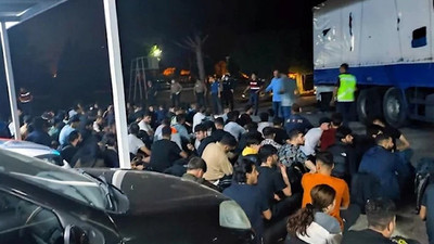 Kamyon kasasından 111 kaçak göçmen çıktı