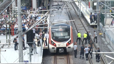 Marmaray Bostancı durağında bir kişi raylara atladı