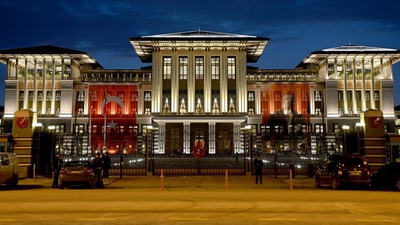 'Saraylarda yaşayanlar millete şükredin diyor'