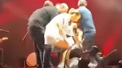 Serdar Ortaç sahnede yere yığıldı: Bırak! ben Gülben miyim?