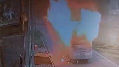 Tarım işçilerini taşıyan servis aracı alev alev yandı