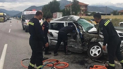 TIR ile çarpışan otomobildeki kadın hayatını kaybetti