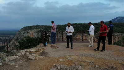 Yürüyüş yapmak için ormana gelmişlerdi: Seyir terasının gerisindeki manzara karşısında şok oldular