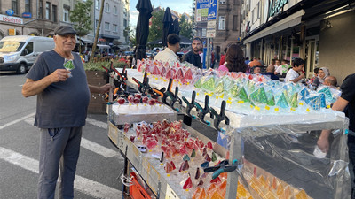 72 yaşında elma şekeri satıp ev ekonomisine katkı sağlıyor