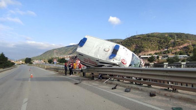 Ambulans kaza yaptı; hasta öldü, 3 sağlıkçı yaralandı