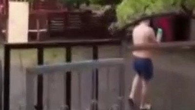 Arnavutköy’de bir vatandaş şampuanını alıp yağmurda yıkandı