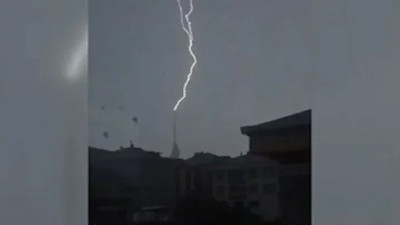 Çamlıca Kulesi'ne yıldırım düştü