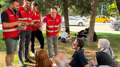 CHP'li gençlerden Melih Gökçek göndermesi: Vatandaşlara jelibon dağıttılar