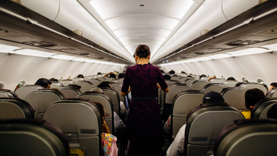 Eski hostes, uçakta ölen olursa izlenen prosedürü açıkladı; herkes şaşkına döndü