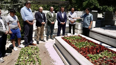 İmamoğlu, Sivas Katliamı'nda can veren Asım Bezirci'yi mezarı başında andı