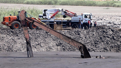 Kömür ocağında tonlarca çamurun altında kalan kepçe operatörü aranıyor
