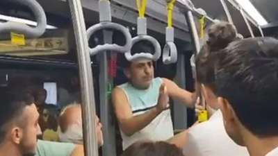 Metrobüste kadın yolcunun fotoğrafını çekerken yakalandı