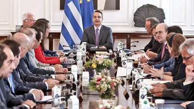 Miçotakis'ten bakanlara tatil uyarısı: Mütevazı olun