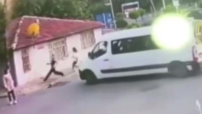 Minibüs şoförü, yaya geçidini kapattığı için kendisini uyaran iki kadının üzerine aracını sürdü