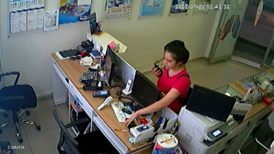 Müşteri gibi girdi masadaki cep telefonunu çaldı!