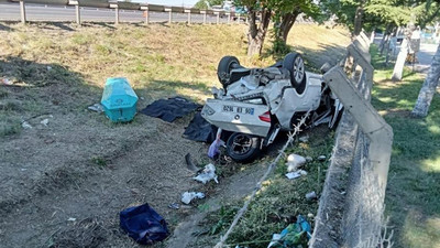 Otomobil yol kenarına uçtu: Anne ile çocuğu hayatını kaybetti