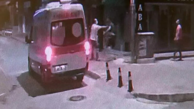 Sağlık ekibine kaldırım taşı ile saldırdı