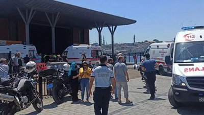 Şehir hatları vapuru Karaköy iskelesine çarptı: Yaralılar var