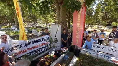 Sivas Katliamı'nda yaşamını yitiren halk ozanı Nesimi Çimen, kabri başında anıldı