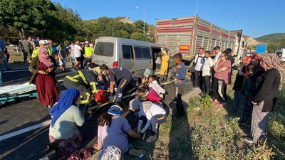 Tarım işçilerini taşıyan minibüs kaza yaptı: 1'i ağır 12 yaralı