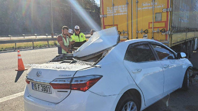 TEM Otoyolu'nda facia: Otomobilin TIR'a arkadan çarptığı kazada 2 kişi feci şekilde can verdi