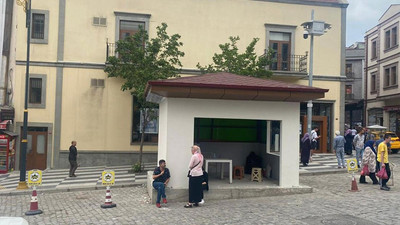 Tescilli tarihi binanın önüne taksi durağı yaptılar