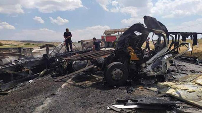 TIR ile kamyonetin çarpıştığı feci kazada 3 kişi hayatını kaybetti