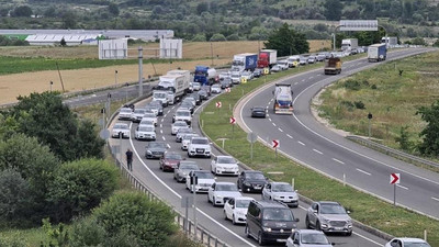 Trafikte bayram dönüşü izdihamı: Kilometrelerce araç kuyrukları oluştu
