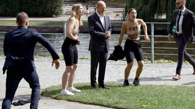 Almanya Başbakanı Scholz'a çıplak doğal gaz protestosu