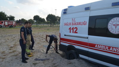 Avcılar'da sahilde 'kuma saplanan' ambulansı itfaiye kurtardı