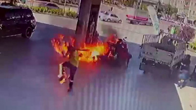 Benzin dolumu esnasında çakmak çaktı, alevlerin içinde kaldı