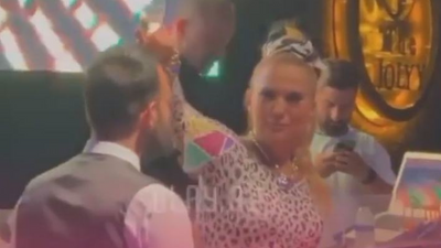 Demet Akalın şampanyayı beğenmedi: Garsonun başından aşağı döktü