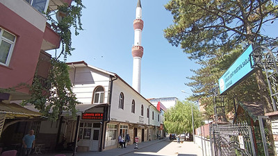 İmam ve müezzin cuma namazında toplanan paraları cebe indirmiş 