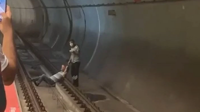 Kadıköy'de bir kişi metro raylarına uzandı