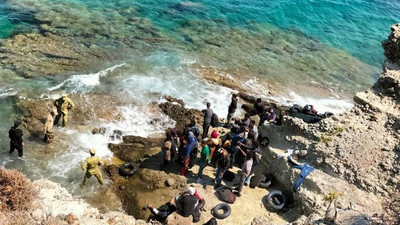 Kıyıya vuran lastik bottaki 47 düzensiz göçmen kurtarıldı