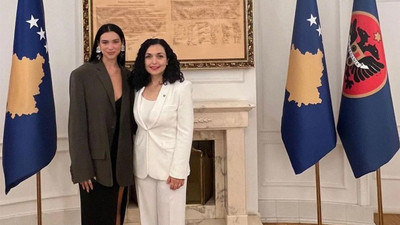 Kosova'dan dünyaca ünlü şarkıcı Dua Lipa'ya 'fahri büyükelçilik' unvanı