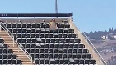 Maç oynanırken tribünde cinsel ilişkiye girdiler!