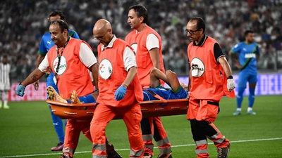 Milli oyuncu sahayı sedye ile terk etti