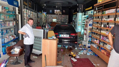 Otomobil nöbetçi eczaneye daldı