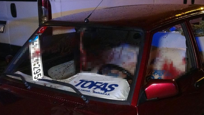 Otomobilin içinde bıçakla birbirlerine girdiler