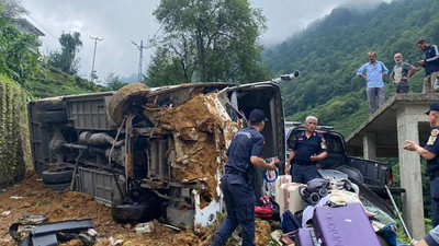 Rize’de tur minibüsü devrildi: 24 yaralı