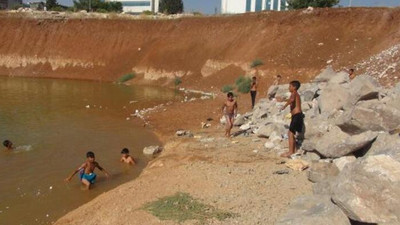 Şanlıurfa'da tehlikeli oyun... Çocuklar inşaat temelini dolduran kirli suda yüzüyor