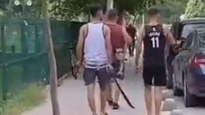 'Sokakta kılıçla dolaşan göçmenler' iddiasına ilişkin bakanlıktan açıklama: Soruşturma başlatıldı