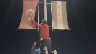 Suriyeli muhalifler, TSK'nın kontrol ettiği Azez'de Türk bayrağını yaktı