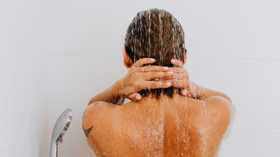 Uzmanlar uyardı: Duş alırken yapılan ve ciltte yağlanmaya yol açan hatalar...