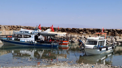 Van Gölü'nün su seviyesi düşünce balıkçı tekneleri karaya oturdu